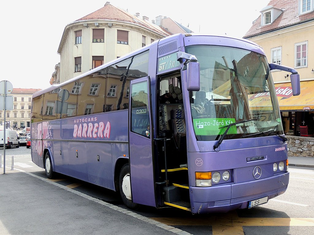 MB-O303 von Autocars Barrera erwartet in Zagreb seine Reisegesellschaft; 130420