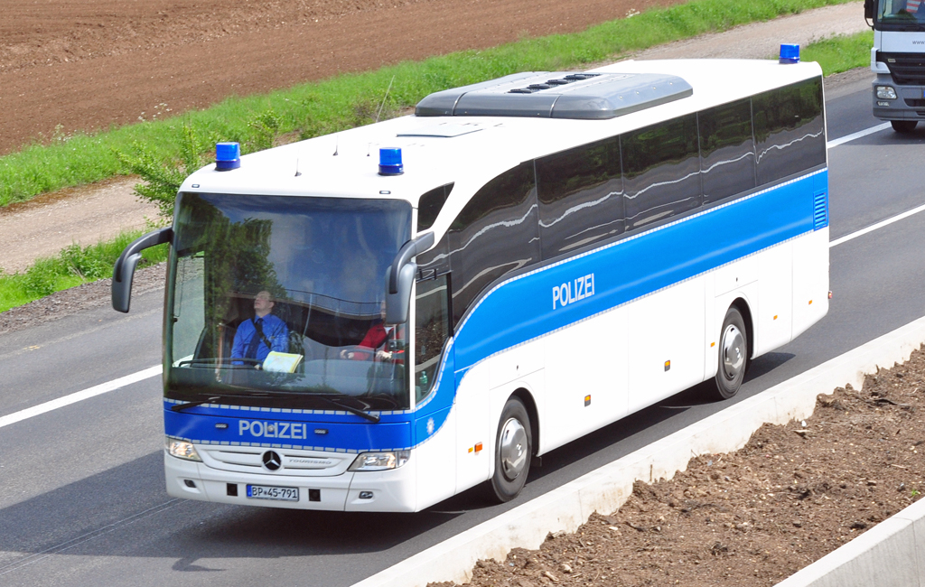 MB Tourismo der Bundespolizei unterwegs auf der A 61 bei Heimerzheim - 17.05.2010
