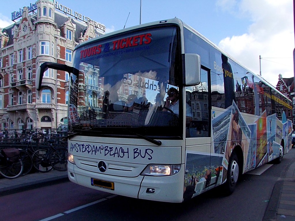 MB; Amsterdam-Beach-Bus  tourt durch die Niederlndische Hauptstat im Bereich des Muntplein;100903