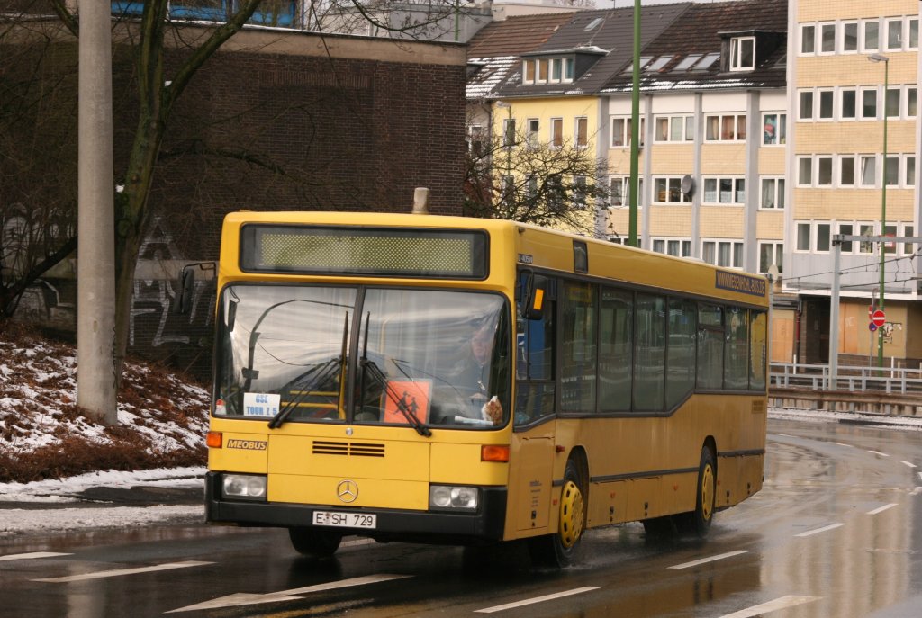 Meobus (E SH 729) wird als Schulbus eingesetzt.
Aufgenommen auf der Steelerstr. am 28.1.2010.