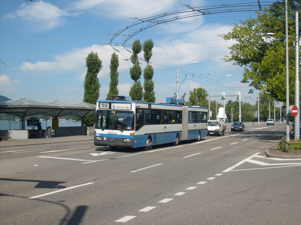 Mercedes-Benz Nr. 102 am 11.8.2011 in der Endschleife Tiefenbrunnen, der lngsten Trolleybuslinie (33) in Zrich.