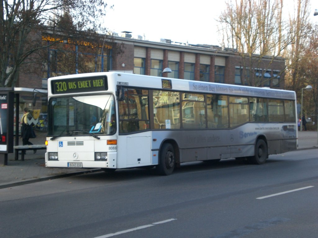 Mercedes-Benz O 405 (Hochflur-Stadtversion) auf der Linie 320 am U-Bahnhof Paracelsus-Bad.