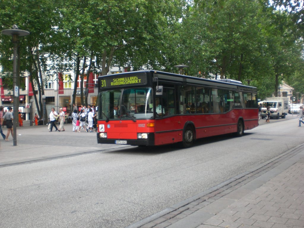 Mercedes-Benz O 405 N (Niederflur-Stadtversion) auf der Linie 31 nach U-Bahnhof Rdingsmarkt an der Haltestelle Gerhard-Hauptmann-Platz.