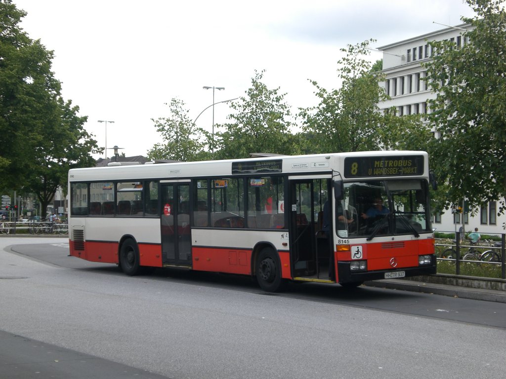 Mercedes-Benz O 405 N (Niederflur-Stadtversion) auf der Linie 8 nach S-Bahnhof Poppenbttel am U-Bahnhof Wandsbek Markt.