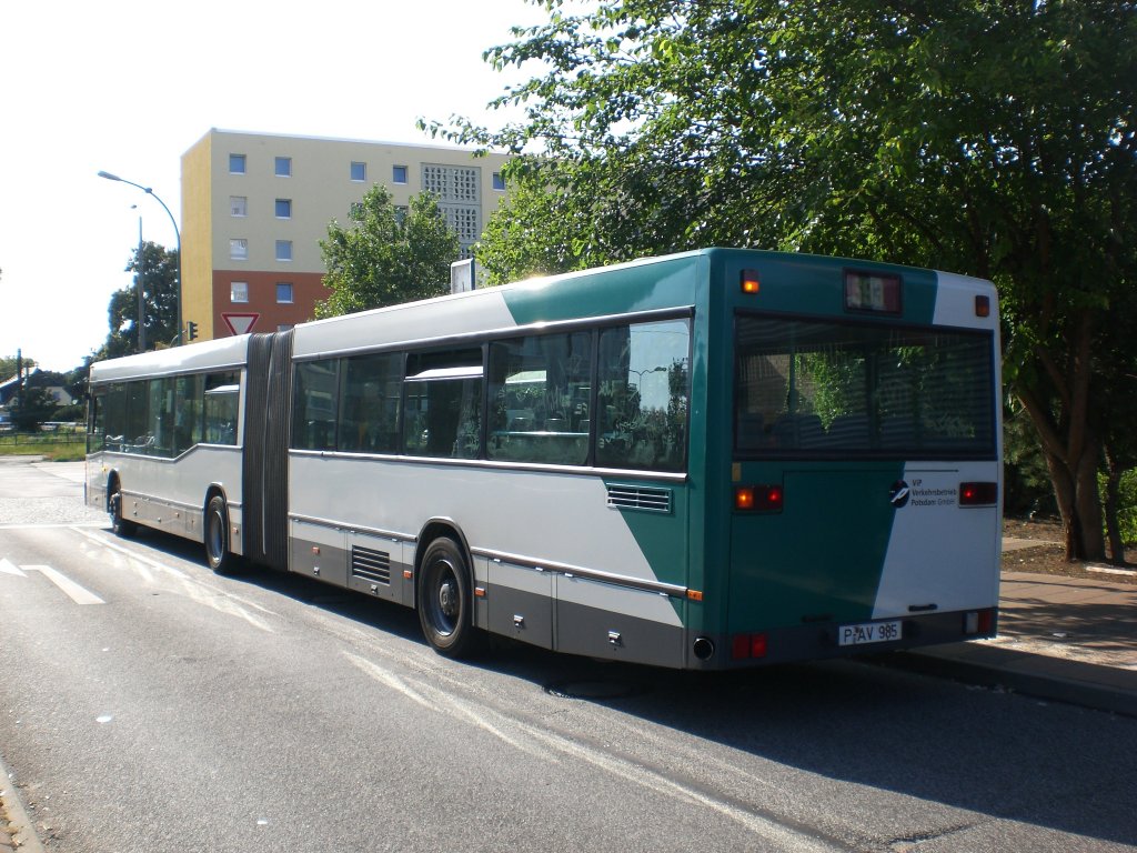 Mercedes-Benz O 405 N (Niederflur-Stadtversion) auf der Linie 693 nach Hermannswerder Ksselstrae an der Haltestelle Am Stern Johannes-Kepler-Platz.
