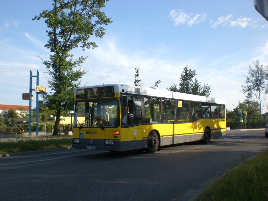 Mercedes-Benz O 405 N (Niederflur-Stadtversion) auf der Linie 117 nach Stahnsdorf Waldschnke am S-Bahnhof Teltow Stadt.