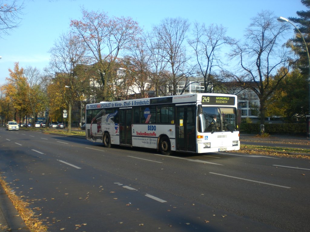 Mercedes-Benz O 405 N (Niederflur-Stadtversion) auf der Linie 249 an der Haltestelle Grunewald Roseneck.