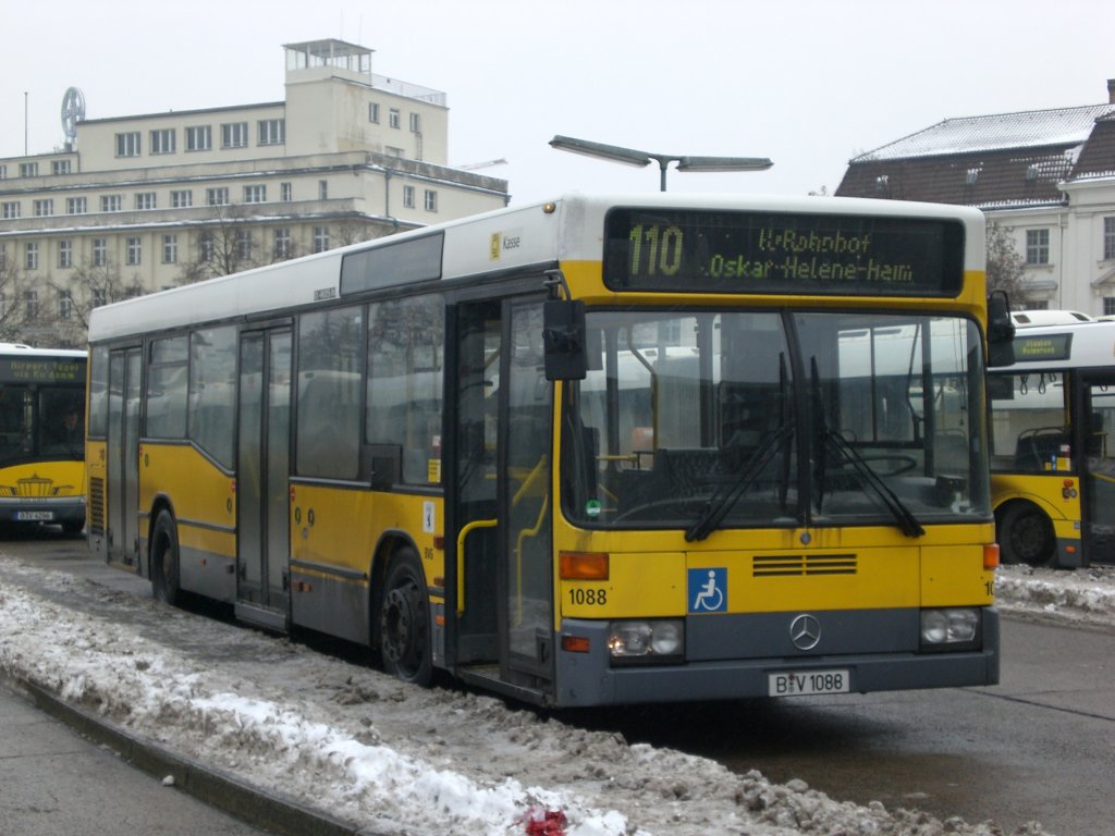 Mercedes-Benz O 405 N (Niederflur-Stadtversion) auf der Linie 110 nach U-Bahnhof Oskar-Helene-Heim an der Haltestelle Hertzallee.