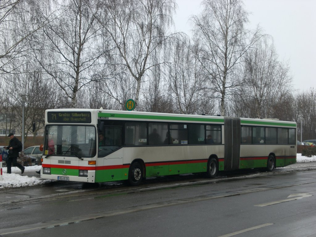 Mercedes-Benz O 405 N (Niederflur-Stadtversion) auf der Linie 71 nach Groer Silberberg an der Haltestelle Krankenhaus Olvenstedt.