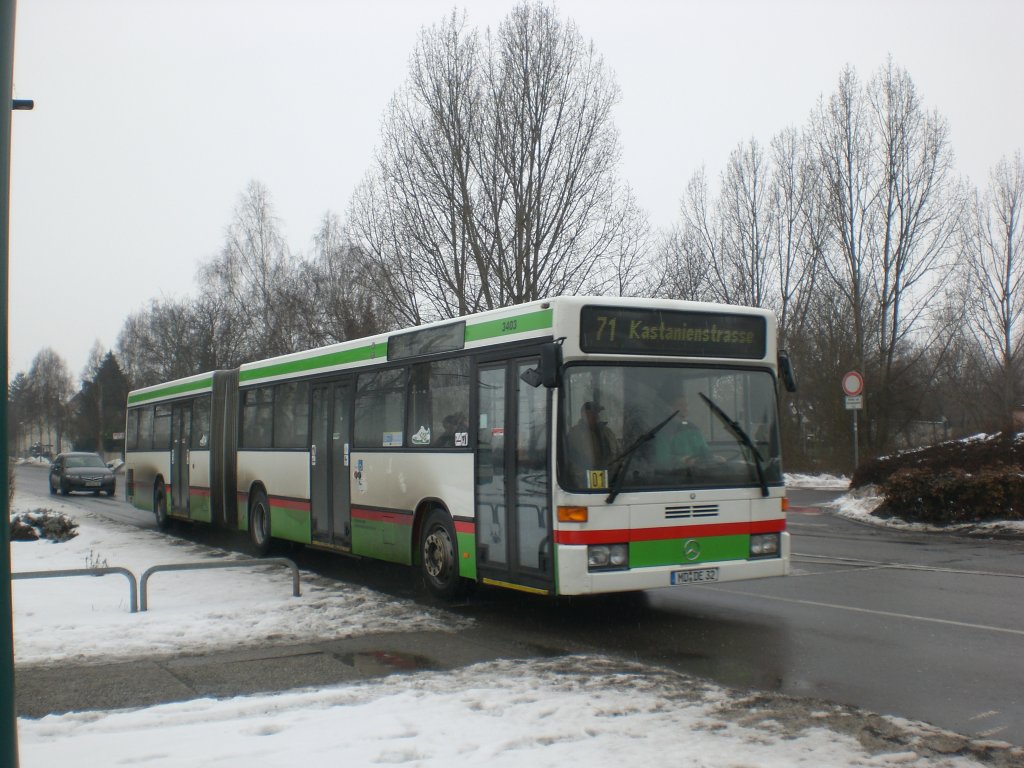 Mercedes-Benz O 405 N (Niederflur-Stadtversion) auf der Linie 71 nach Kastanienstrae an der Haltestelle Krankenhaus Olvenstedt.