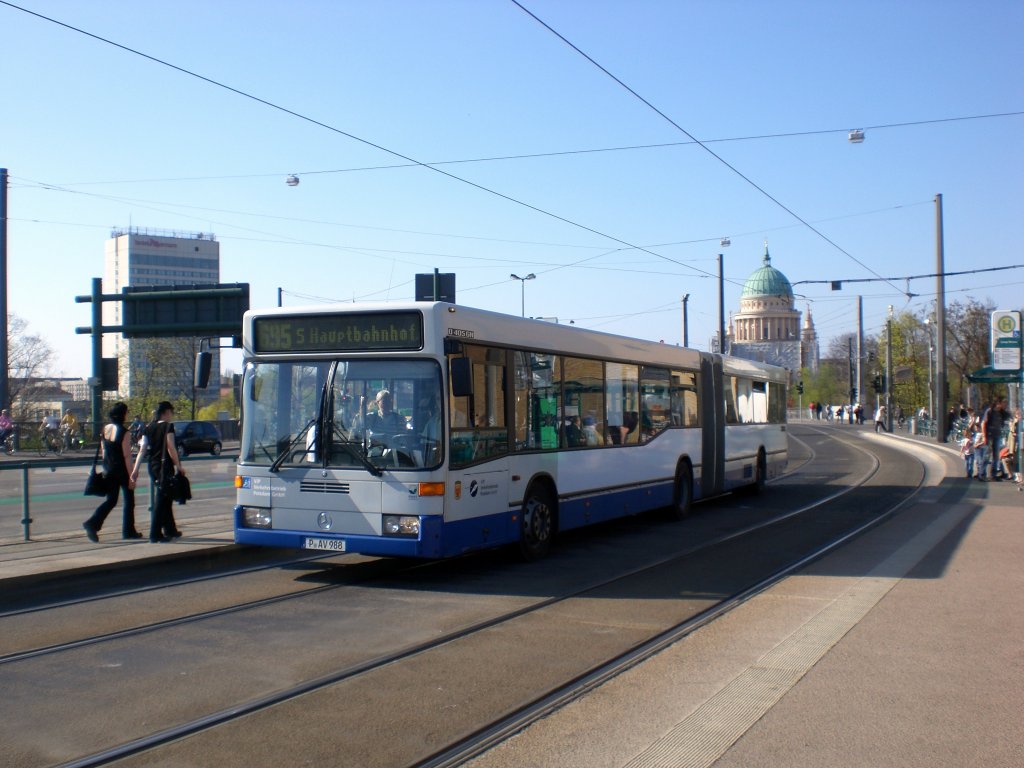 Mercedes-Benz O 405 N (Niederflur-Stadtversion) auf der Linie 695 nach Hauptbahnhof an der Haltestelle Lange Brcke.