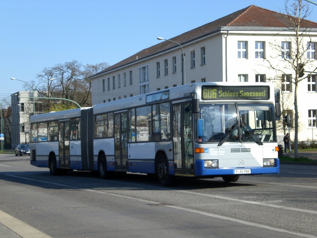Mercedes-Benz O 405 N (Niederflur-Stadtversion) auf der Linie 606 nach Schlo Sanssouci am Hauptbahnhof.