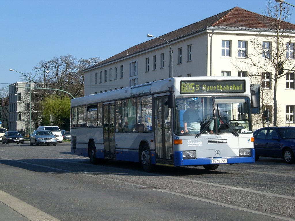 Mercedes-Benz O 405 N (Niederflur-Stadtversion) auf der Linie 605 am Hauptbahnhof.