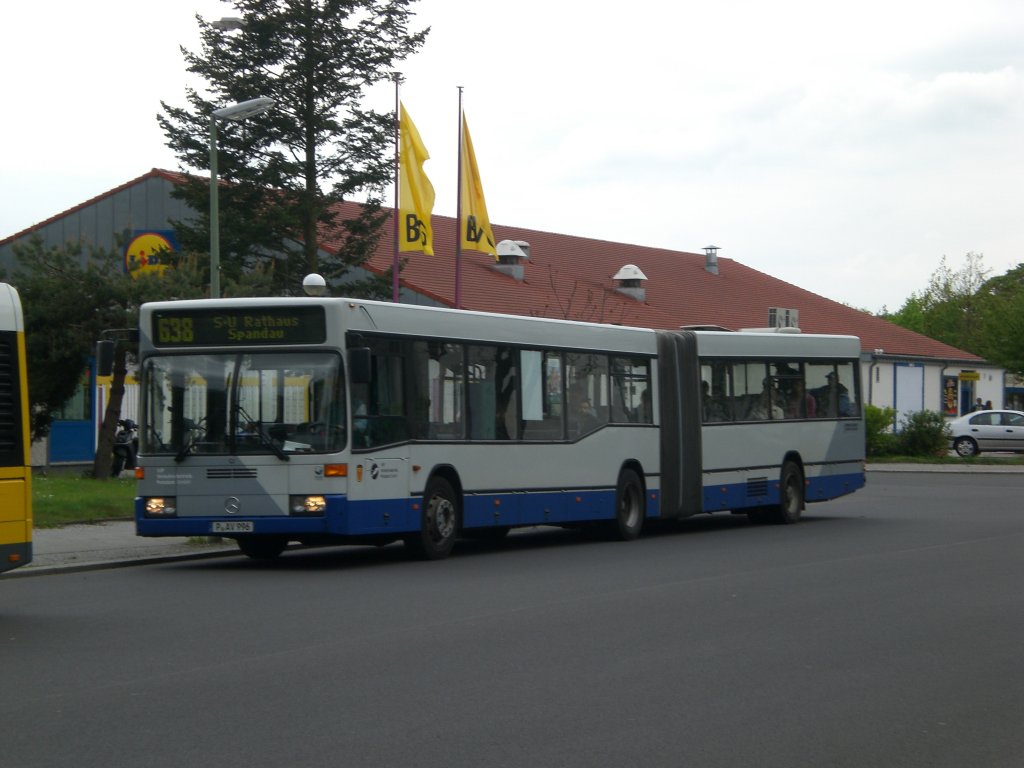 Mercedes-Benz O 405 N (Niederflur-Stadtversion) auf der Linie 638 nach S+U Bahnhof Rathaus Spandau an der Haltestelle Spandau Am Omnibushof.