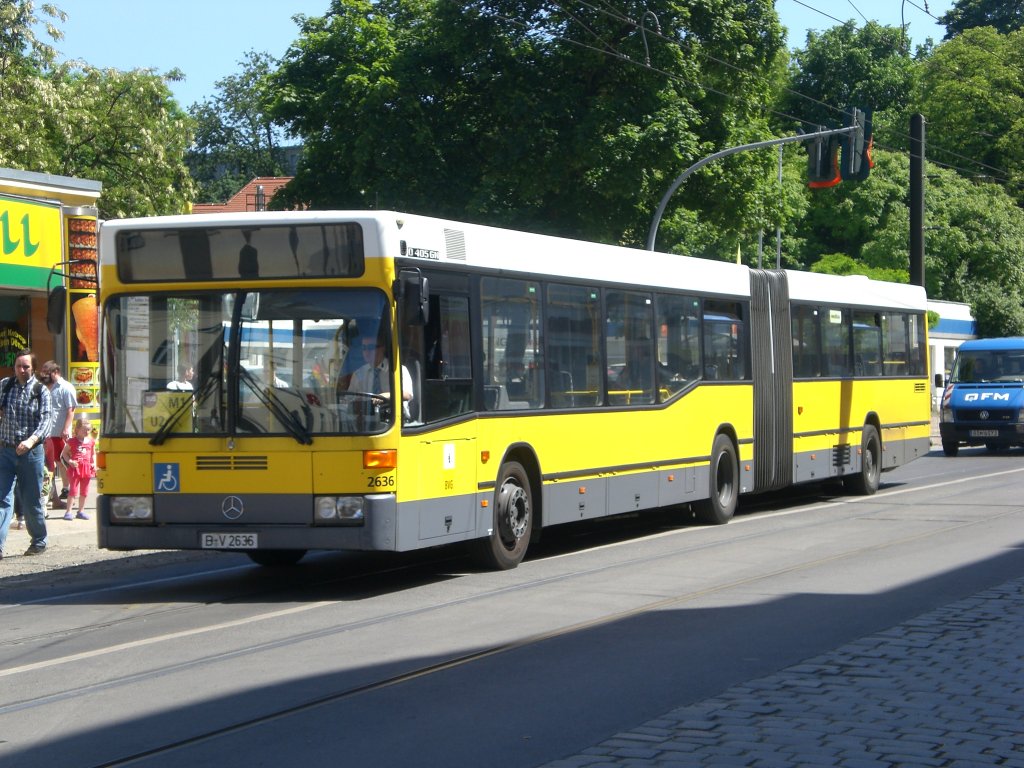 Mercedes-Benz O 405 N (Niederflur-Stadtversion) als SEV fr die Straenbahnlinie M1 und die U-Bahnlinie 2 zwischen Pankow Kirche und U-Bahnhof Senefelder Platz.