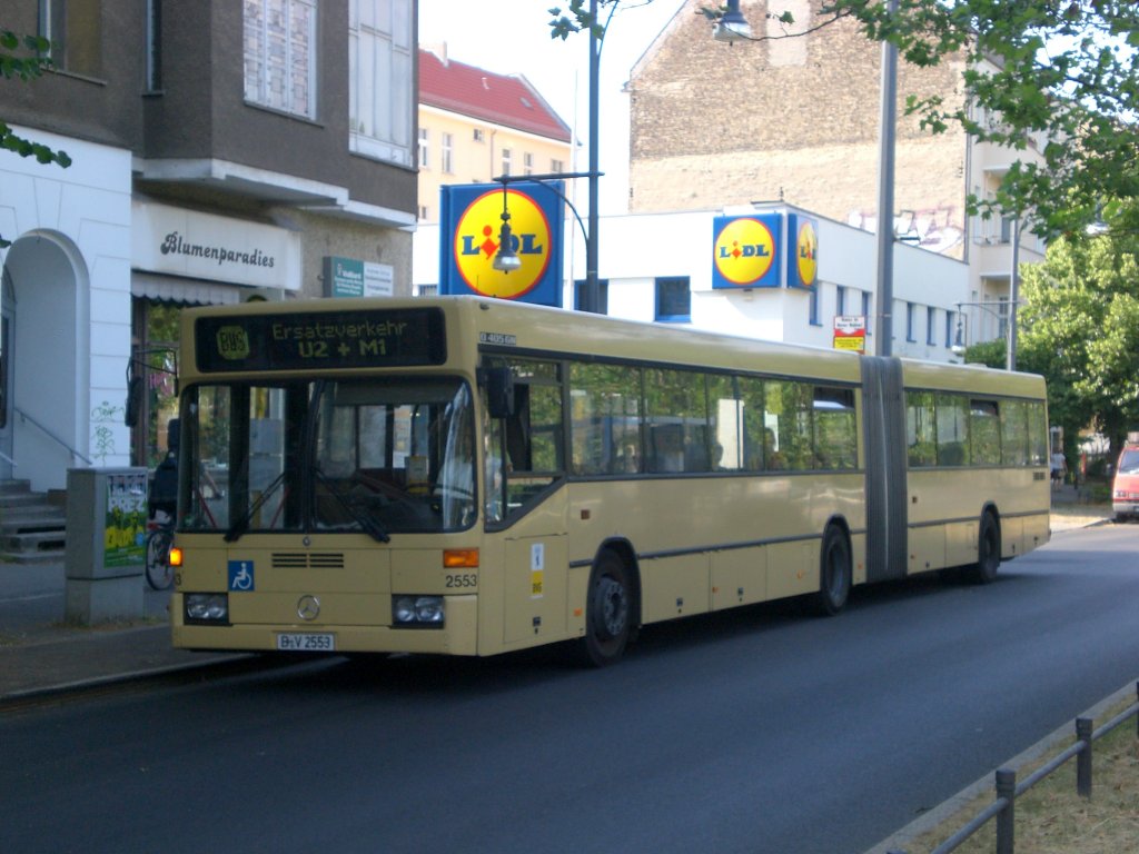 Mercedes-Benz O 405 N (Niederflur-Stadtversion) als SEV fr die U-Bahnlinie 2 zwischen S+U Bahnhof Pankow und U-Bahnhof Senefelder Platz an der Haltestelle Pankow Masurenstrae.