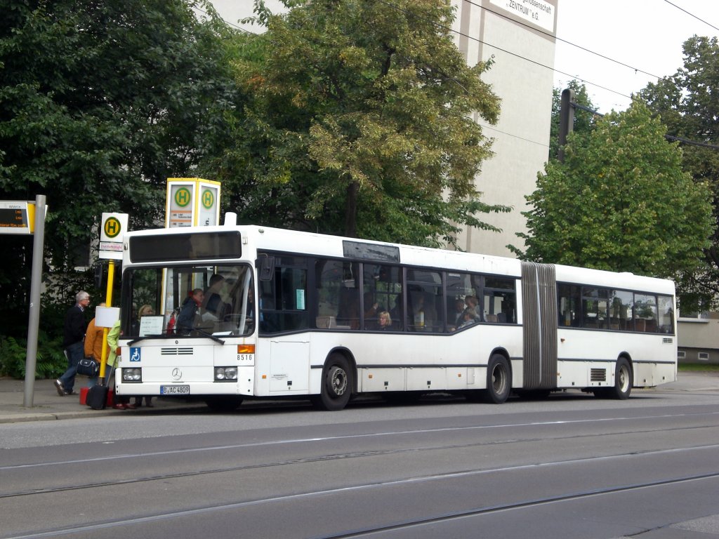 Mercedes-Benz O 405 N (Niederflur-Stadtversion) als SEV fr die Straenbahnlinien M5,M6 und M8 zwischen der Haltestelle Hohenschnhausen Oderbruchstrae und der Haltestelle Friedrichshain Landsberger Allee/Petersburger Strae.