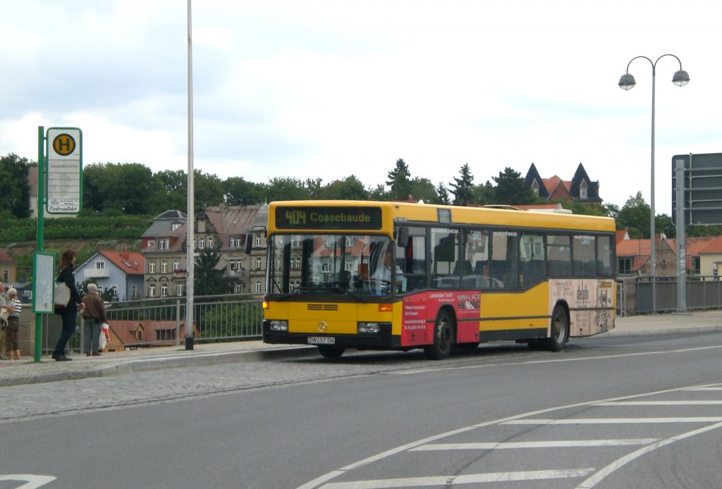 Mercedes-Benz O 405 N (Niederflur-Stadtversion) auf der Linie 404 nach Cossebaude an der Haltestelle Meien Altstadtbrcke.(25.7.2011)
