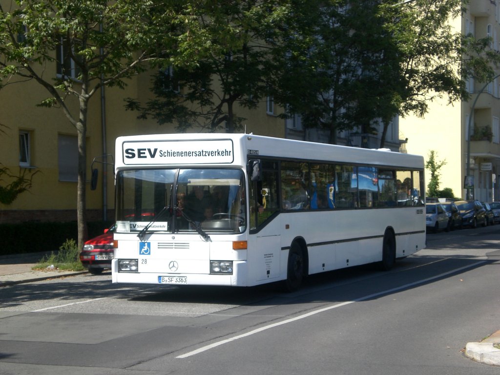 Mercedes-Benz O 405 N (Niederflur-Stadtversion) als SEV fr die S-Bahnlinien 8,9 und 41 Richtung S-Bahnhof Ostkreuz am S-Bahnhof Prenzlauer Allee.(20.8.2011)