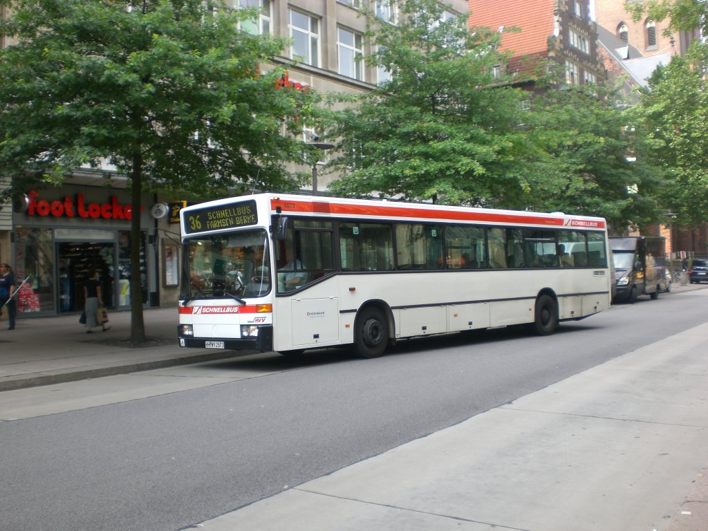 Mercedes-Benz O 405 N auf der Linie 36 nach Berner Heerweg an der Haltestelle Gerhard-Hauptmann-Platz.