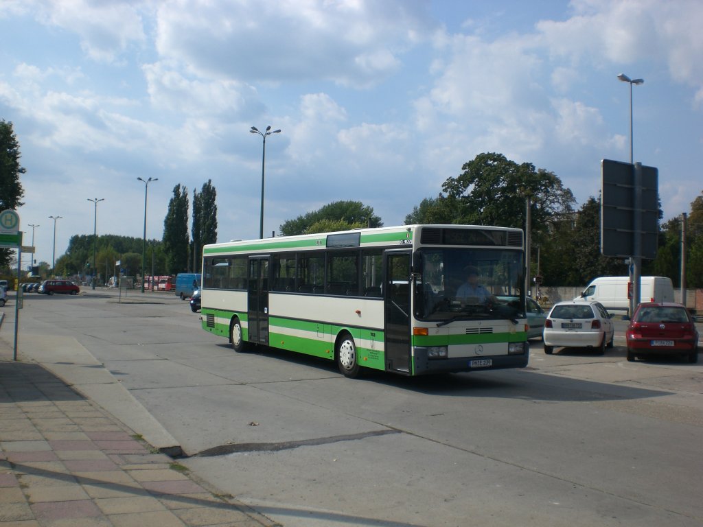 Mercedes-Benz O 407 auf der Linie 562 nach Ziesar am Brandenburg Hauptbahnhof.
