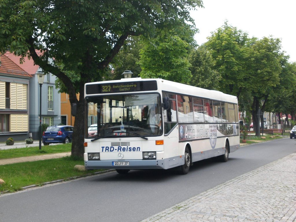 Mercedes-Benz O 407 auf der Linie 327 nach Reichenberg Gasthof nahe der Haltestelle Radebeul West Altktzschenbroda.(25.7.2011)