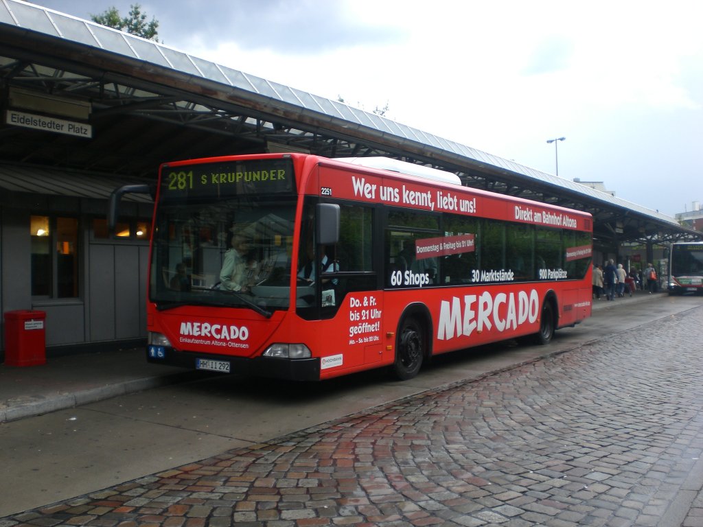 Mercedes-Benz O 530 I (Citaro) auf der Linie 281 nach S-Bahnhof Krupunder an der Haltestelle Eidelstedter Platz.