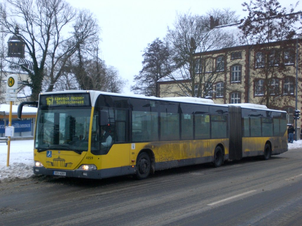 Mercedes-Benz O 530 I (Citaro) auf der Linie 167 nach Kpenick Mggelschlsschenweg an der Haltestelle Schloplatz Kpenick.