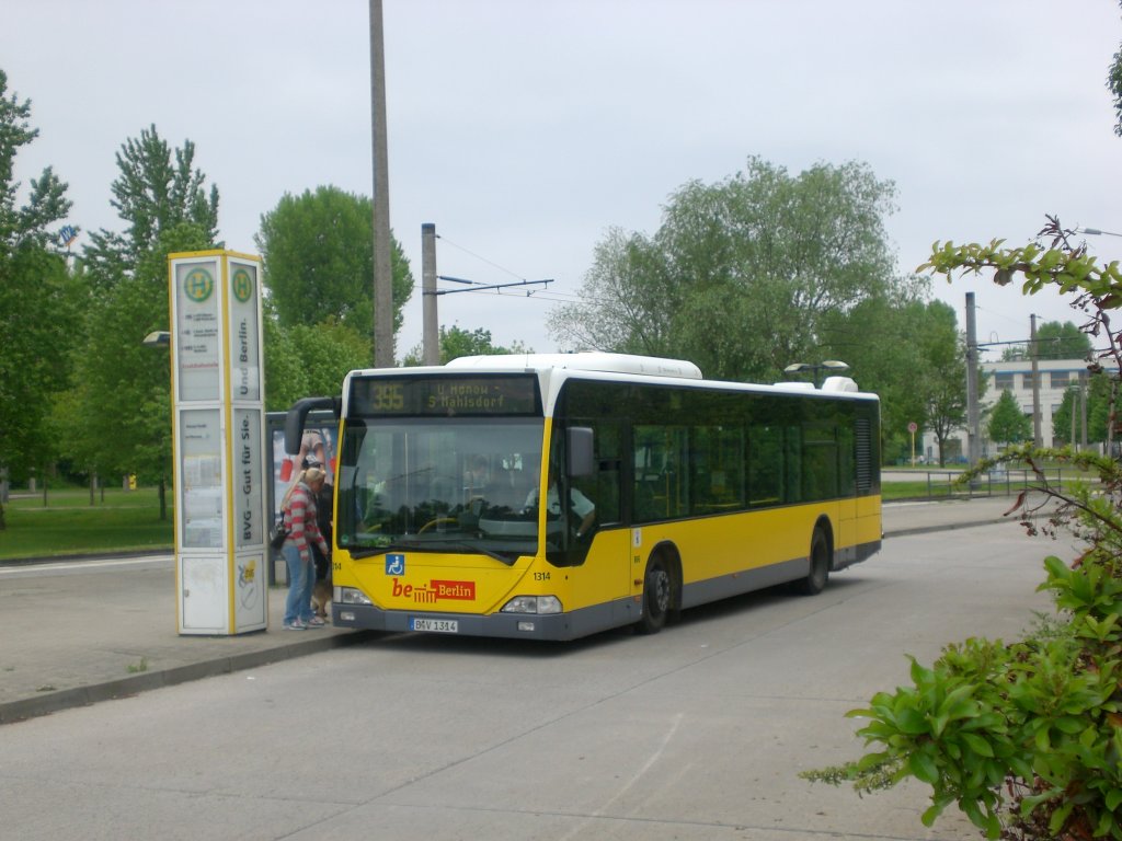 Mercedes-Benz O 530 I (Citaro) auf der nach S-Bahnhof Mahlsdorf an der Haltestelle Hellersdorf Risaer Strae.