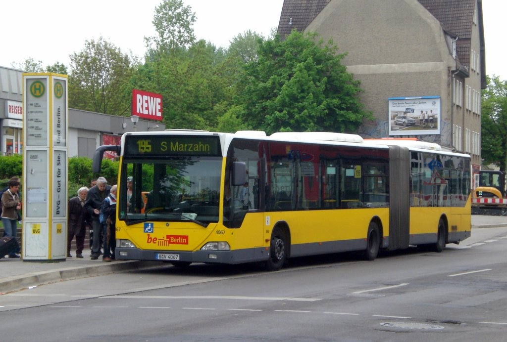 Mercedes-Benz O 530 I (Citaro) auf der Linie 195 nach S-Bahnhof Marzahn am S-Bahnhof Mahlsdorf.