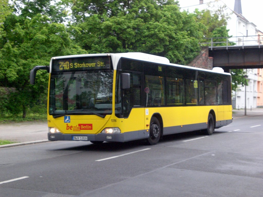 Mercedes-Benz O 530 I (Citaro) auf der Linie 240 nach S-Bahnhof Storkower Strae am S-Bahnhof Nldnerplatz/Schlichtallee.
