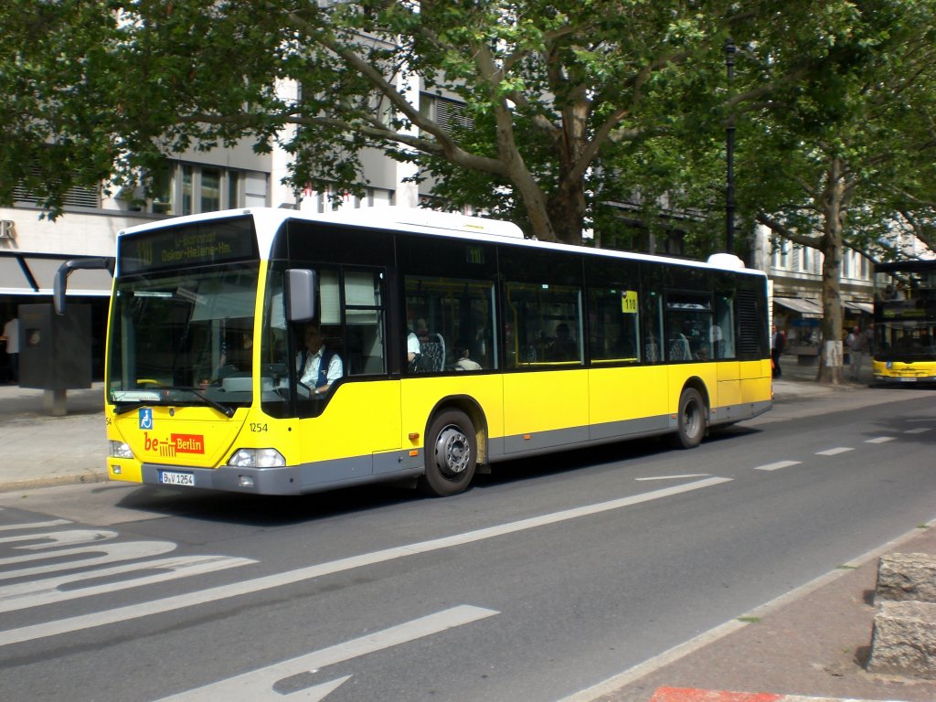 Mercedes-Benz O 530 I (Citaro) auf der Linie 110 nach U-Bahnhof Oskar-Helene-Heim an der Haltestelle Charlottenburg Bleibtreustrae.