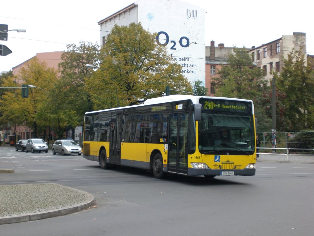 Mercedes-Benz O 530 II (Citaro Facelift) auf der Linie 240 nach Hauptbahnhof an der Haltestelle Torstrae/U-Bahnhof Oranienburger Tor.
