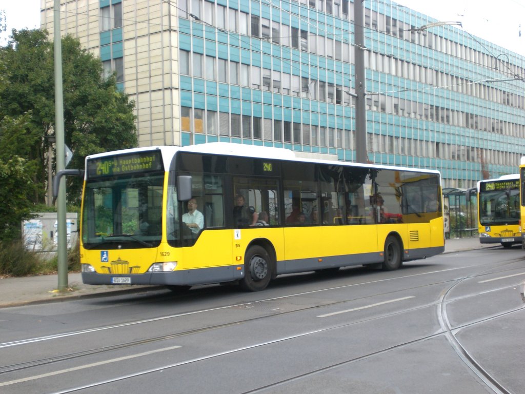 Mercedes-Benz O 530 II (Citaro Facelift) auf der Linie 240 nach Hauptbahnhof an der Haltestelle Betriebshof Lichtenberg.