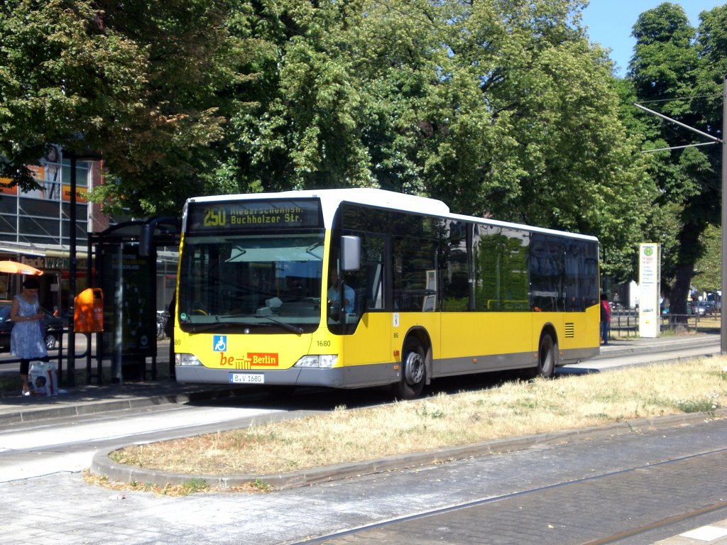 Mercedes-Benz O 530 II (Citaro Facelift) auf der Linie 250 nach Niederschnhausen Buchholzer Strae an der Haltestelle Rathaus Pankow.