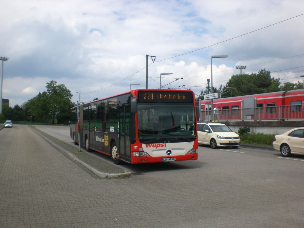 Mercedes-Benz O 530 II (Citaro Facelift) auf der Linie 220 nach Leverkusen Ltzenkirchen am S-Bahnhof Leverkusen Mitte.(9.7.2012)
 
