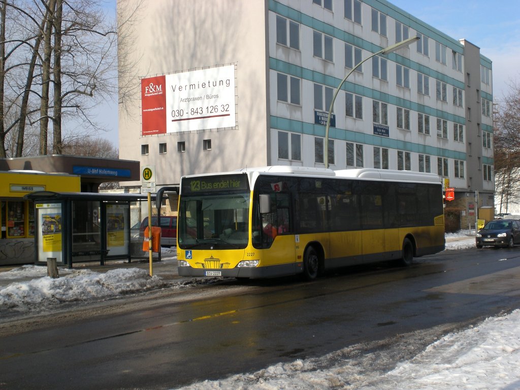Mercedes-Benz O 530 LE  (Citaro) auf der Linie 123 nach Hauptbahnhof am U-Bahnhof Halemweg.