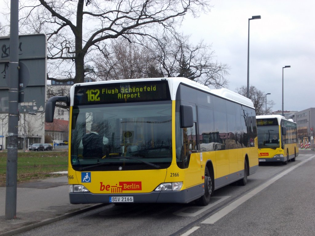 Mercedes-Benz O 530 LE  (Citaro) auf der Linie 162 nach Flughafen Schnefeld am S-Bahnhof Aldershof.