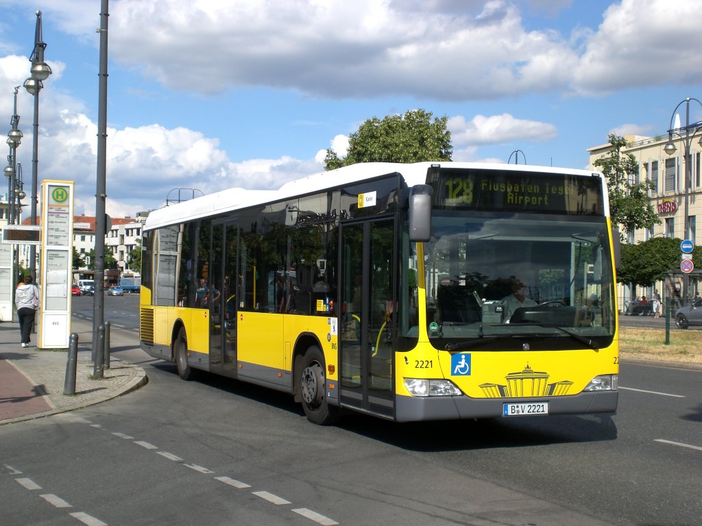 Mercedes-Benz O 530 LE  (Citaro) auf der Linie 128 nach Flughafen Tegel am U-Bahnhof Kurt-Schumacher-Platz.