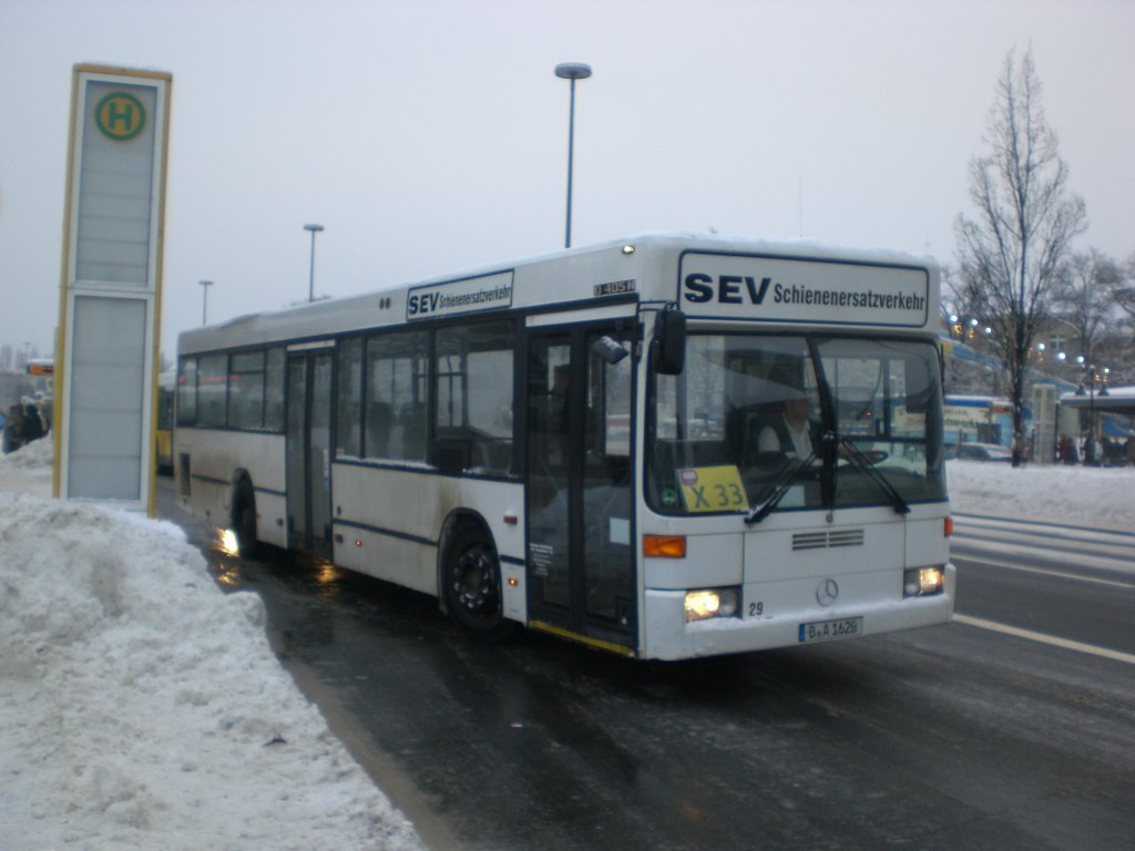 Mercedes-Benz O405 als Ersatz auf der Linie X33 am S+U Bahnhof Rathaus Spandau.