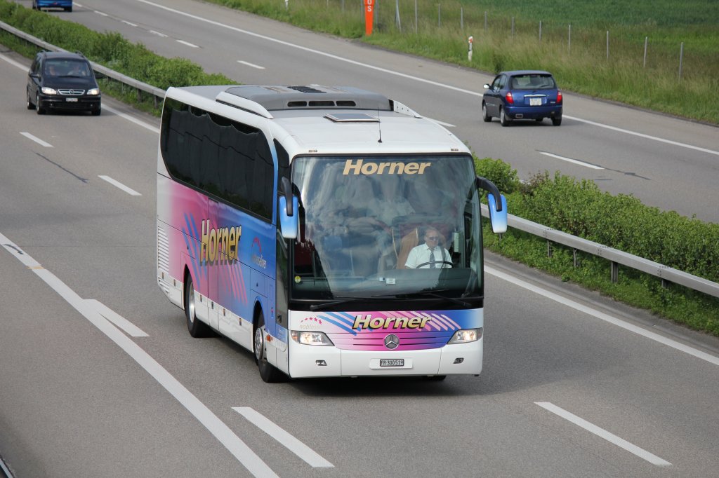 Mercedes Benz Travego de la maison Horner Reisen / Romandie Voyages photographi sur l'autoroute Zurich - Berne le 27.05.2012