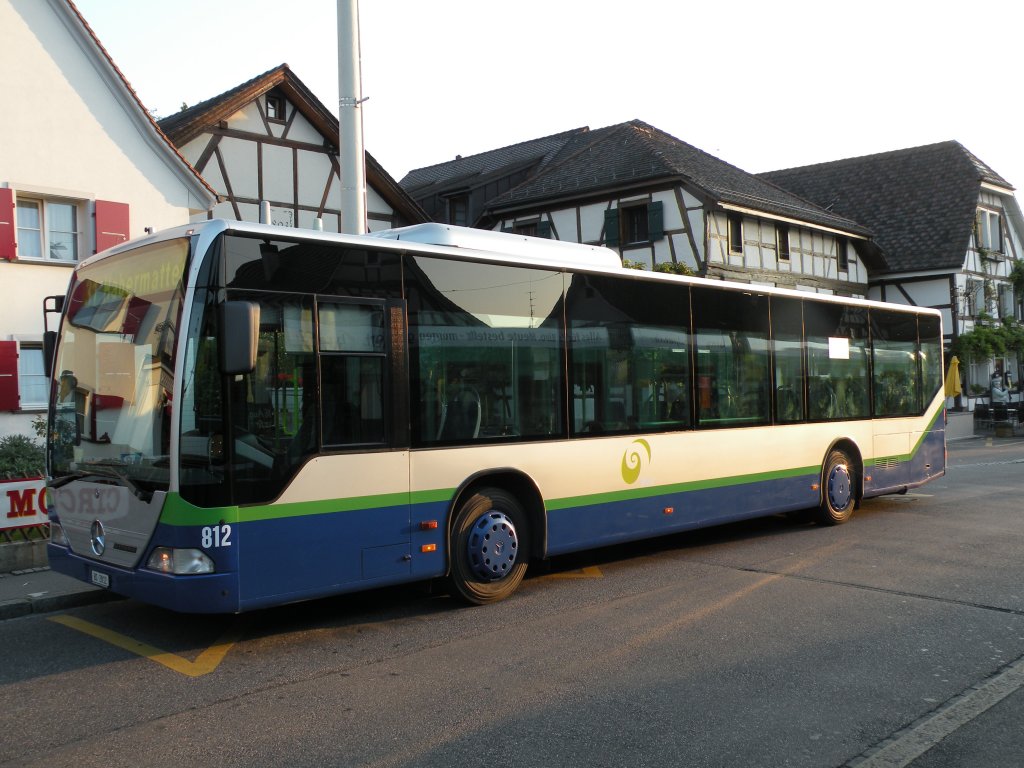 Mercedes Bus 812 in den ersten Sonnenstralen an der Endhaltestelle in Allschwil. Die Aufnahme stammt vom 15.07.2009.
