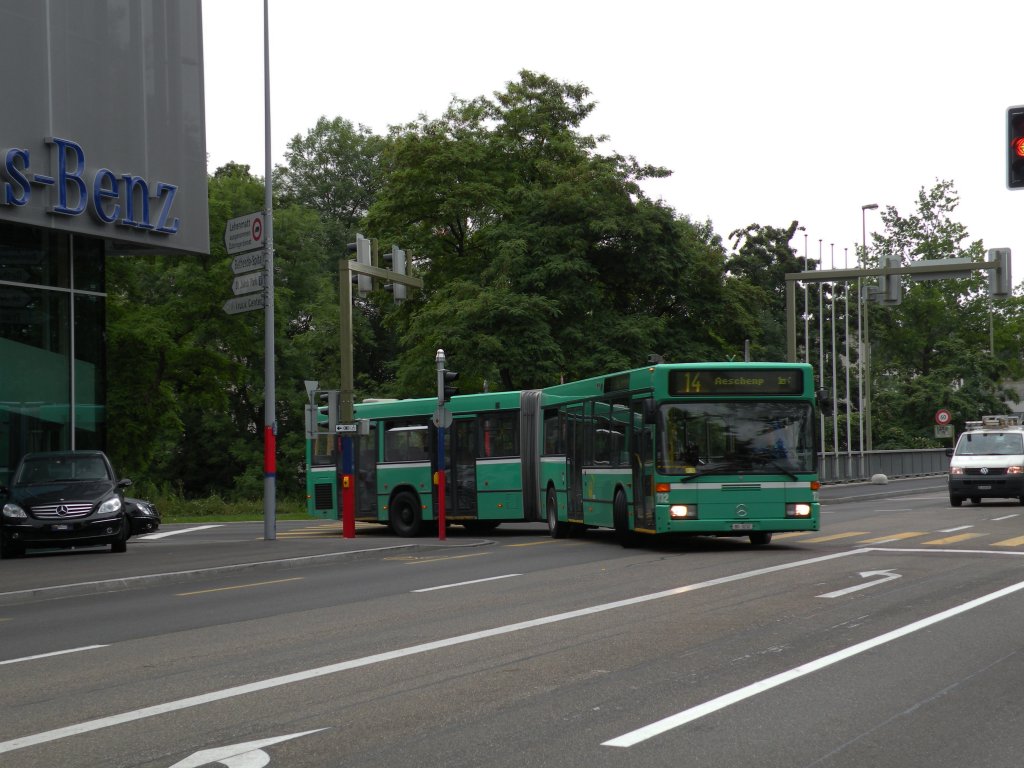 Mercedes Bus mit der Betriebsnummer 732 wrend einem Tramersatz auf der Linie 14. Die Aufnahme stammt vom 19.06.2009.