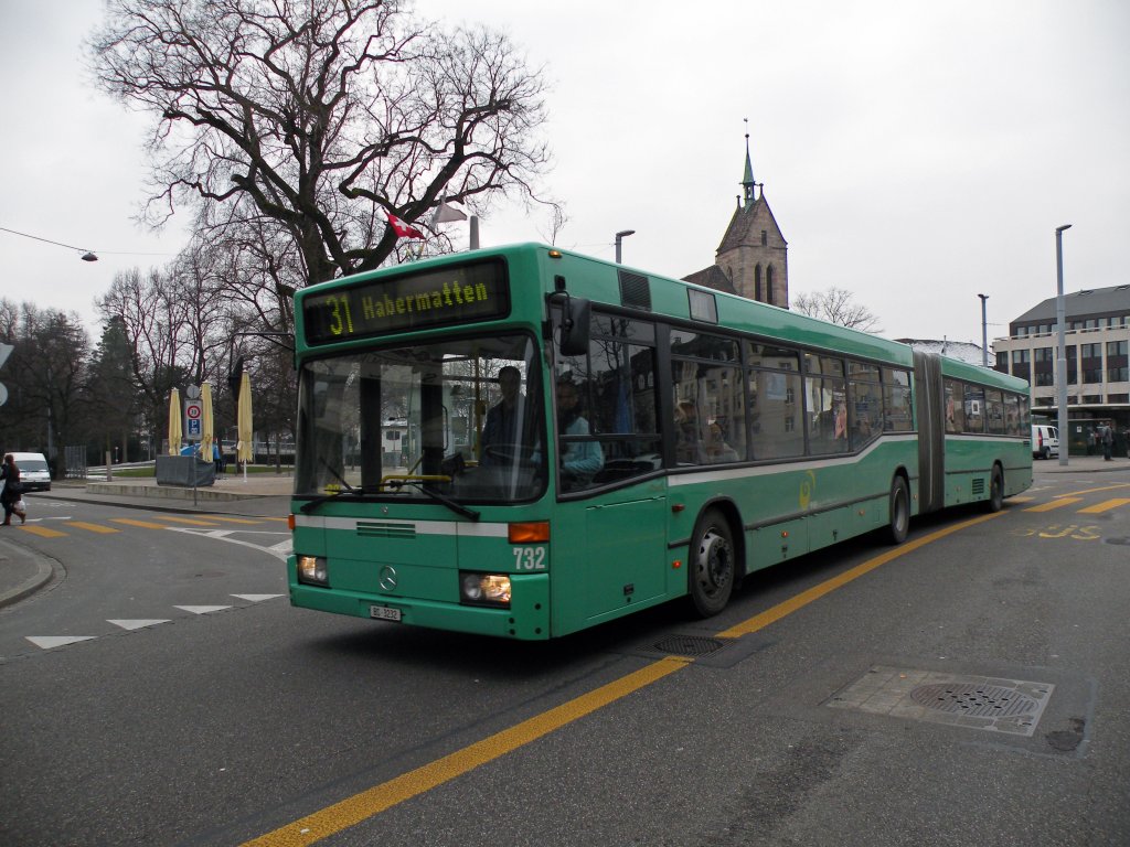 Mercedes Bus mit der Betriebsnummer 732 auf der Linie 31 hat die Haltestelle Wettsteinplatz verlassen und fhrt Richtung Habermatten. Die Aufnahme stammt vom 25.02.2013.