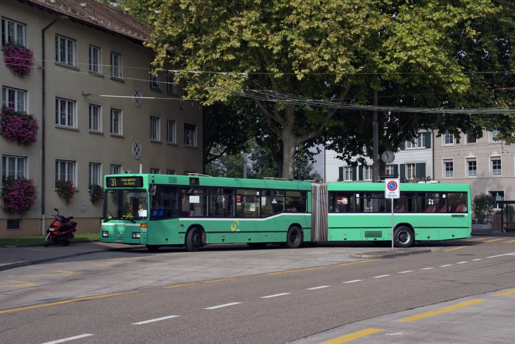 Mercedes Bus mit der Betriebsnummer 733 an der Haltestelle Habermatten. Die Aufnahme stammt vom 22.09.2008.