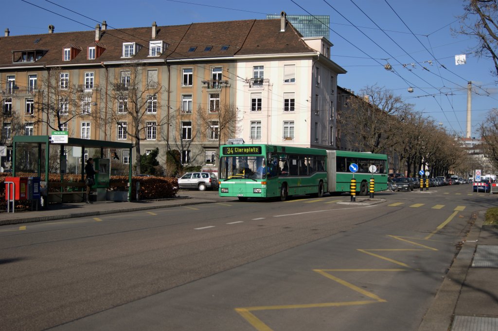Mercedes Bus mit der Betriebsnummer 734 fhrt auf die Haltestelle Peter Rot-Strasse ein. Die Aufnahme stammt vom 18.01.2010.