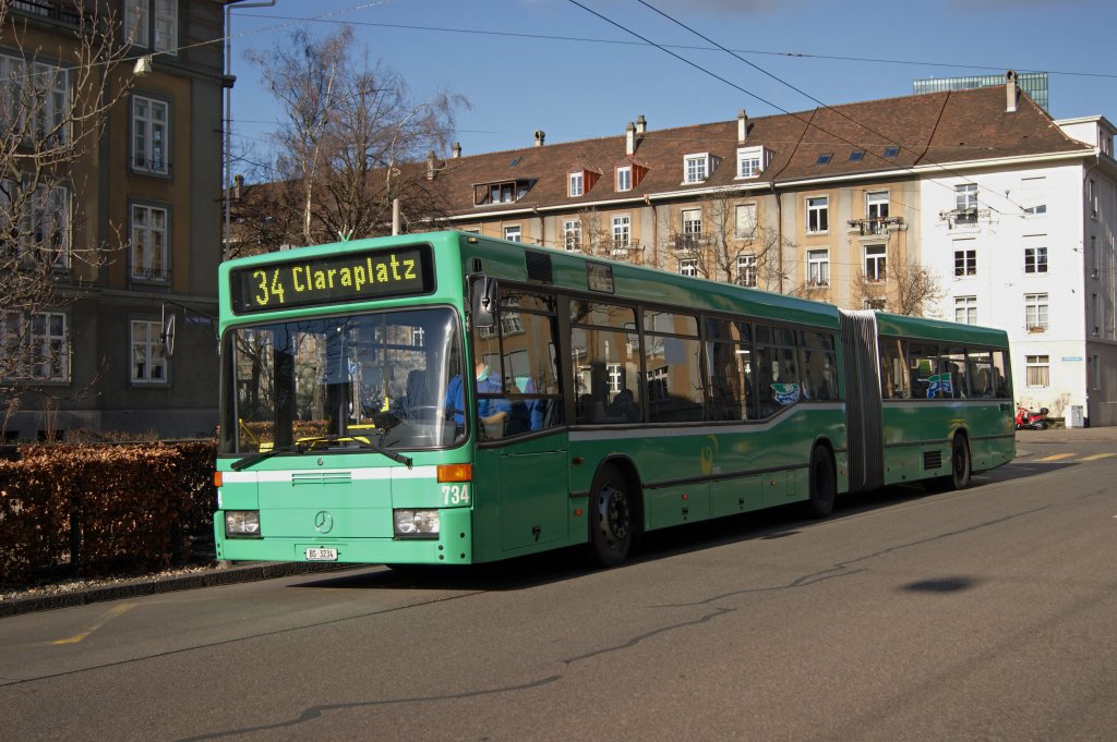 Mercedes Bus mit der Betriebsnummer 734 hlt an der Haltestelle Peter Rot-Strasse. Die Aufnahme stammt vom 18.01.2010.