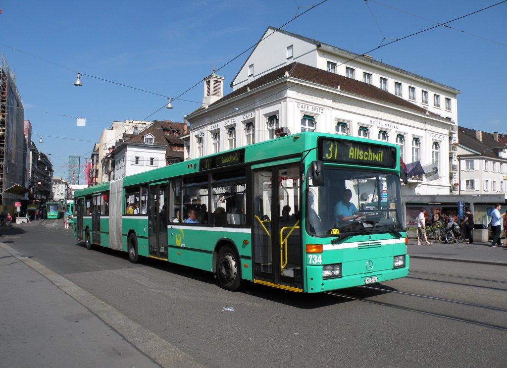 Mercedes Bus mit der Betriebsnummer 734 auf der Linie 31 fhrt ber die Mittlere Rheinbrcke zur Haltestelle Schifflnde. Die Aufnahme stammt vom 01.07.2013.