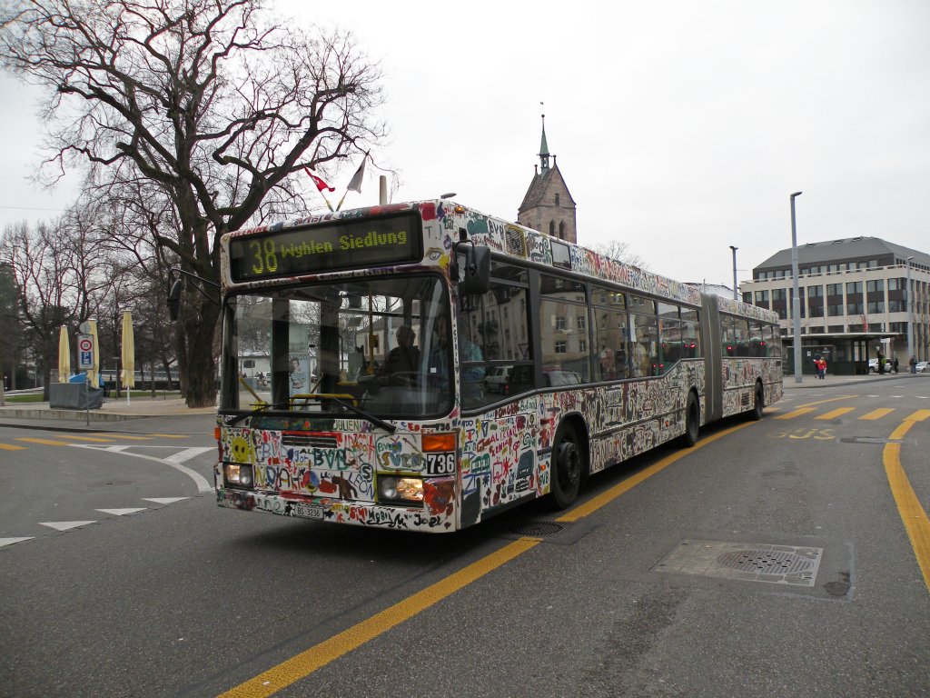 Mercedes Bus mit der Betriebsnummer 736 auf der Linie 38 hat die Haltestelle Wettsteinplatz verlassen und fhrt Richtung Wyhlen-Siedlung. Die Aufnahme stammt vom 25.02.2013.
