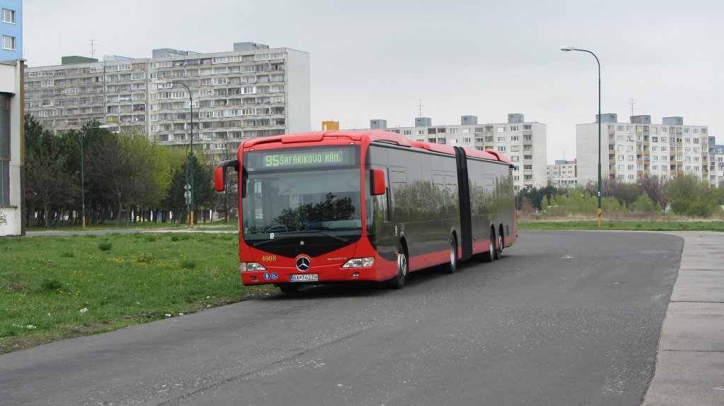 Mercedes Capacity (Wagen 4908) als Linie 95 an der Endstation am Rand des Stadtzentrums von Bratislava (Pressburg).